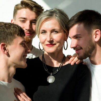 Femmes cougars, pourquoi les jeunes hommes nous adorent ?